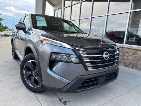 Used 2024 Nissan Rogue SV image 1