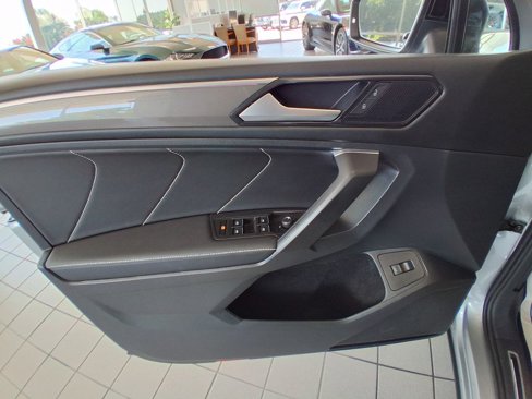 Used 2022 Volkswagen Tiguan SE R-Line image 14