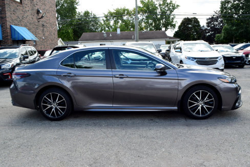 Used 2022 Toyota Camry SE image 5