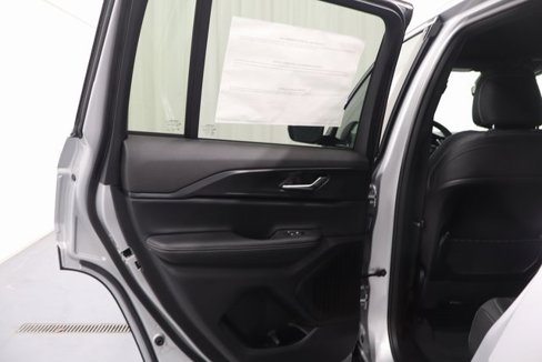 New 2025 Jeep Grand Cherokee Laredo image 11