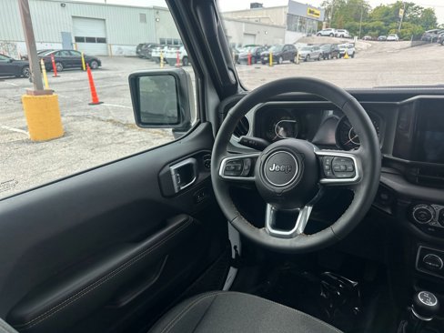Used 2025 Jeep Wrangler Sahara image 33