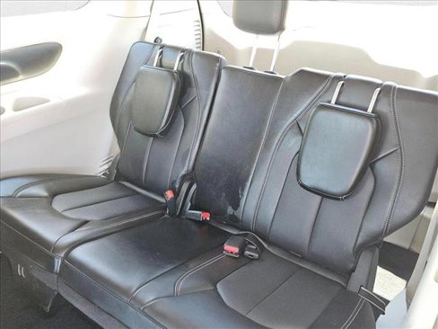 Used 2024 Chrysler Pacifica Touring-L image 19