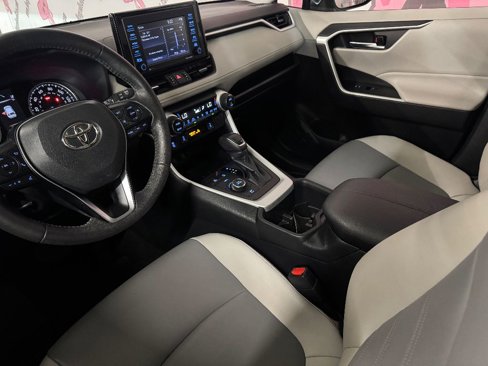 Used 2022 Toyota RAV4 XLE Premium image 18