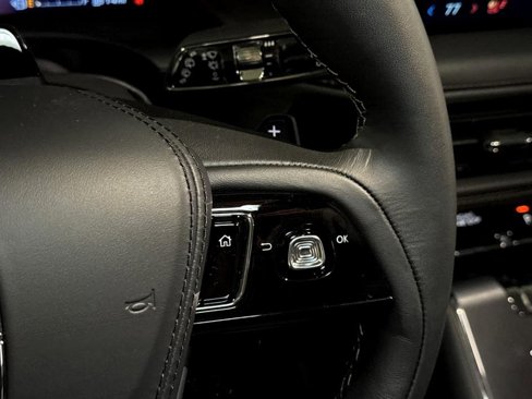 Certified 2025 Lincoln Aviator AWD image 25
