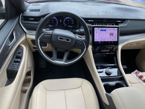 New 2025 Jeep Grand Cherokee Limited image 18