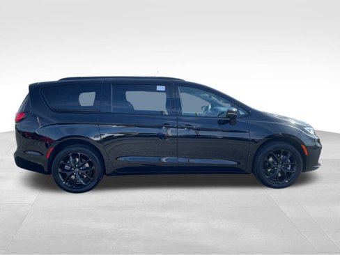 New 2026 Chrysler Pacifica Limited w/ Uconnect Theater Family Group image 6