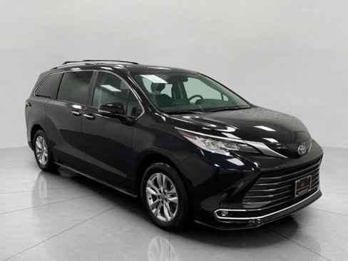 Used 2024 Toyota Sienna Limited image 1