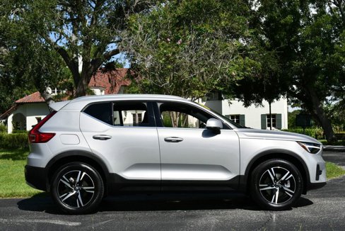 Used 2025 Volvo XC40 B5 Core image 7