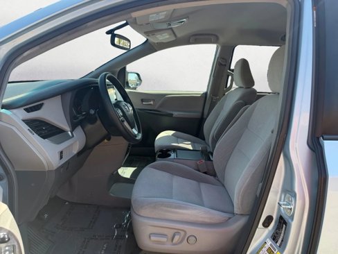 Used 2016 Toyota Sienna LE image 11