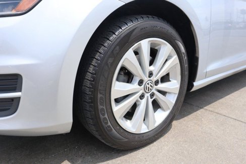 Used 2017 Volkswagen Golf S image 8