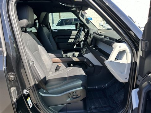 Used 2024 Land Rover Defender 110 SE image 28