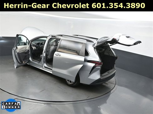 Used 2023 Toyota Sienna XLE image 2