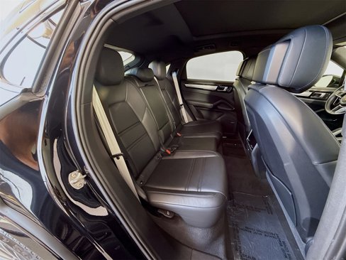Certified 2022 Porsche Cayenne Platinum Edition image 21