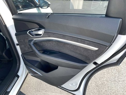 Used 2021 Audi e-tron Prestige w/ Prestige Package image 39