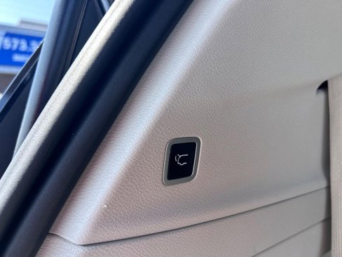 Used 2022 Chrysler Pacifica Touring-L image 6