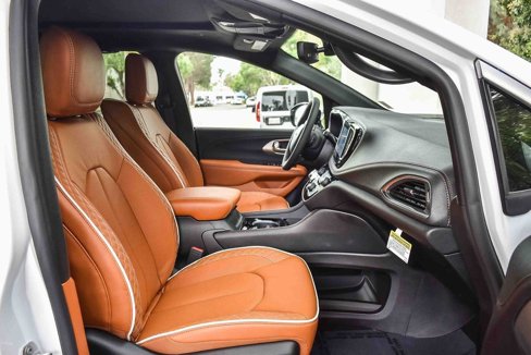 New 2026 Chrysler Pacifica Pinnacle image 16