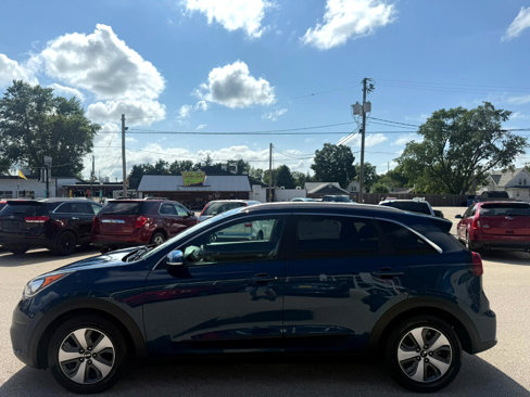 Used 2017 Kia Niro EX image 2
