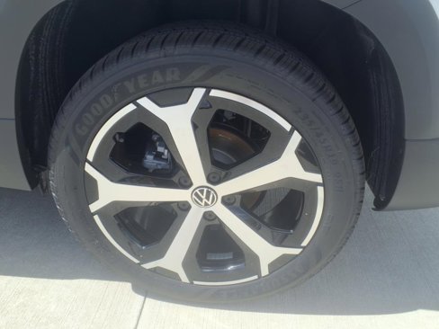 New 2025 Volkswagen Taos SEL image 6
