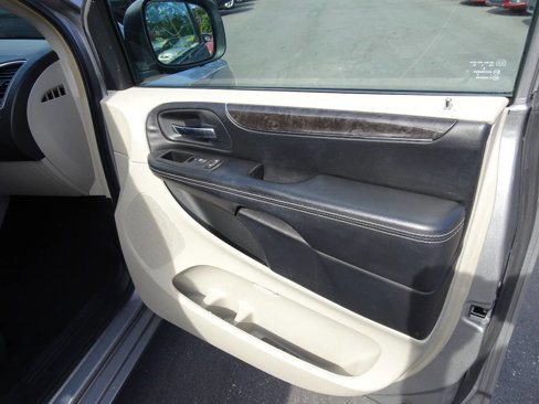 Used 2016 Chrysler Town & Country Touring image 12