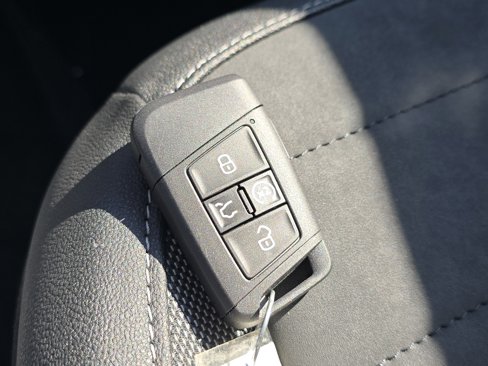 New 2025 Volkswagen Taos SE image 27
