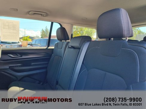 Used 2023 Jeep Grand Cherokee L Laredo image 27