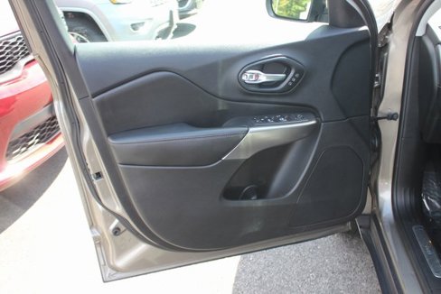 Used 2021 Jeep Cherokee Limited image 18