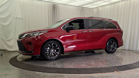 Used 2024 Toyota Sienna XSE image 3