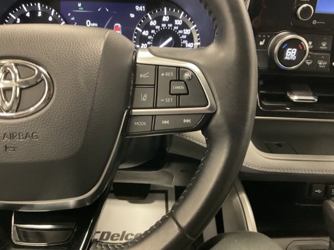Used 2021 Toyota Highlander XLE image 17