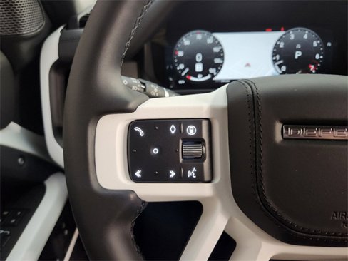 New 2024 Land Rover Defender 110 SE image 28