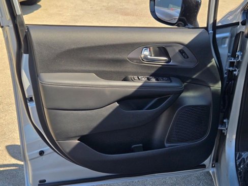 New 2026 Chrysler Pacifica Select image 21