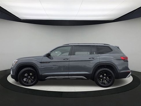 New 2025 Volkswagen Atlas Peak Edition SE image 4