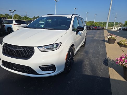 New 2026 Chrysler Pacifica Limited image 3