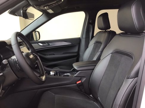 New 2025 Jeep Grand Cherokee Altitude image 15