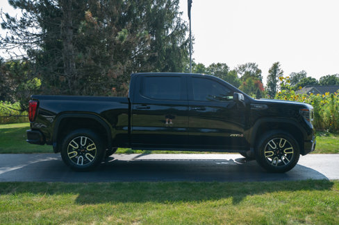 Used 2023 GMC Sierra 1500 AT4 image 2