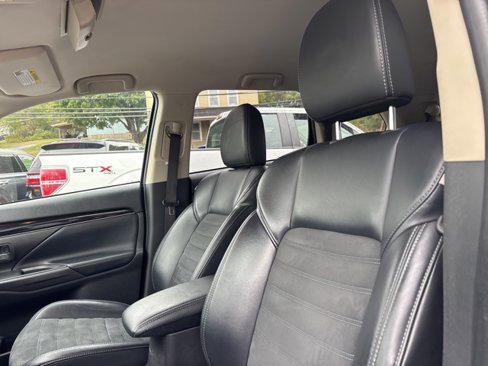 Used 2019 Mitsubishi Outlander AWD image 16