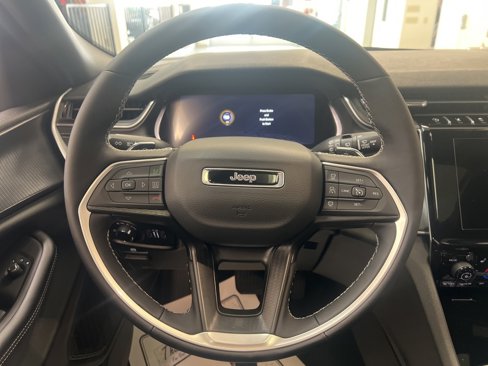 New 2025 Jeep Grand Cherokee L Altitude image 9