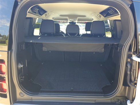 Used 2023 Land Rover Defender 110 S image 32