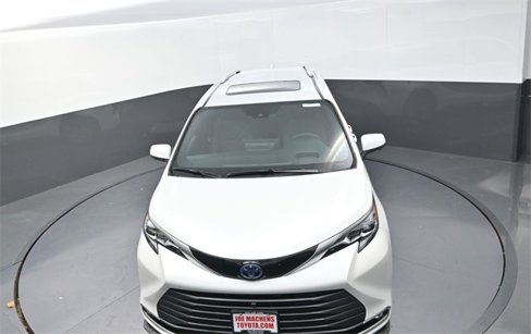 New 2025 Toyota Sienna Platinum image 18