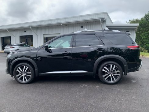 Used 2024 Nissan Pathfinder Platinum image 5