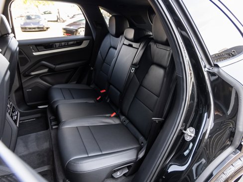Used 2025 Porsche Cayenne image 33