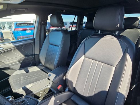 Used 2022 Volkswagen Tiguan SE R-Line image 24
