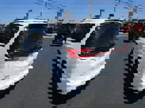 New 2026 Chrysler Pacifica Limited image 6