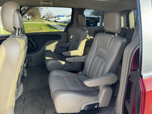 Used 2015 Chrysler Town & Country Touring image 10
