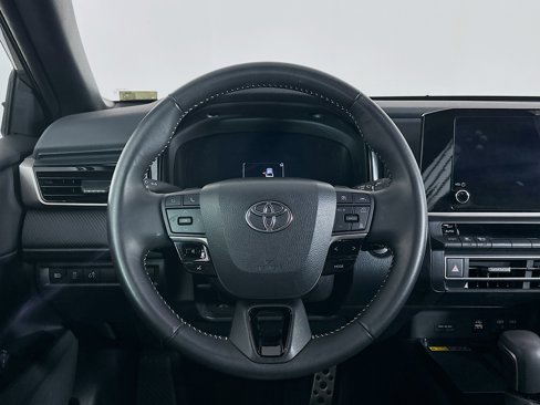 Used 2025 Toyota Camry SE image 18
