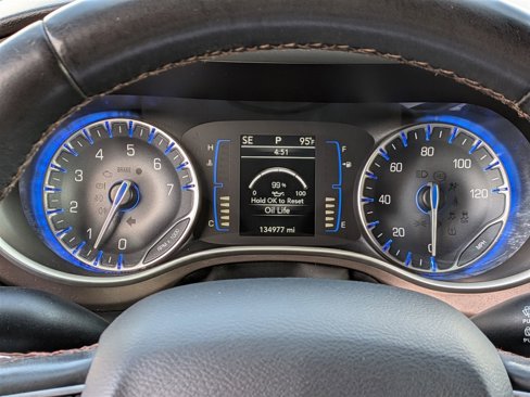 Used 2018 Chrysler Pacifica Touring-L image 18