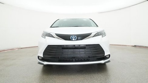 New 2025 Toyota Sienna XLE image 18