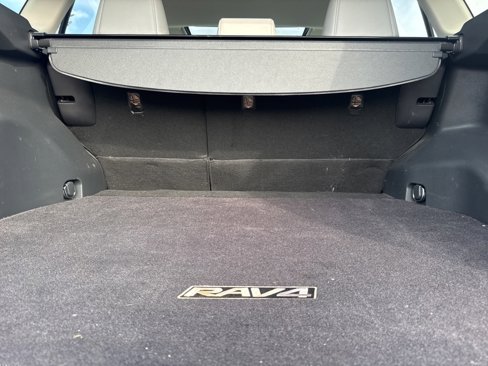 Used 2021 Toyota RAV4 XLE Premium image 28