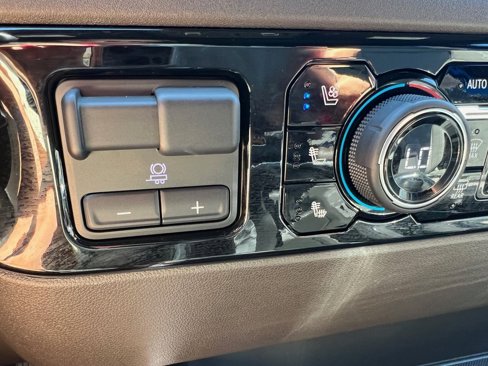 Used 2025 Chevrolet Silverado 1500 LTZ image 8