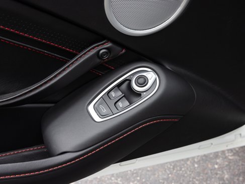 Used 2021 Aston Martin V8 Vantage Coupe image 18