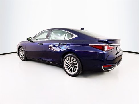 Used 2023 Lexus ES 300h w/ Luxury Package image 3